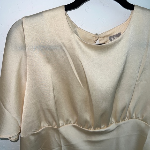 ASOS DESIGN Maternity top with flutter sleeve in satin Ivory - Picture 6 of 8